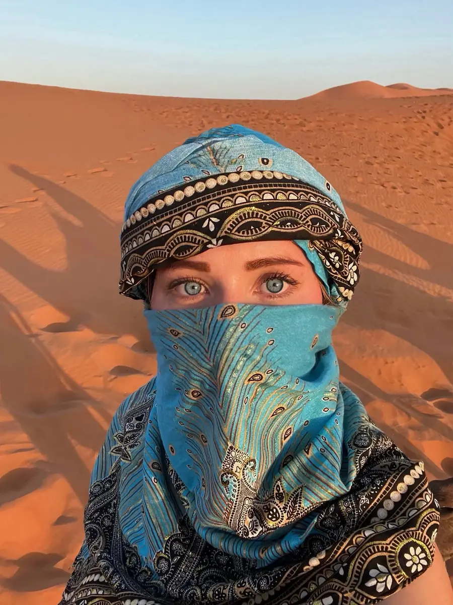 Traveller wrapped in a blue desert scarf in the Sahara